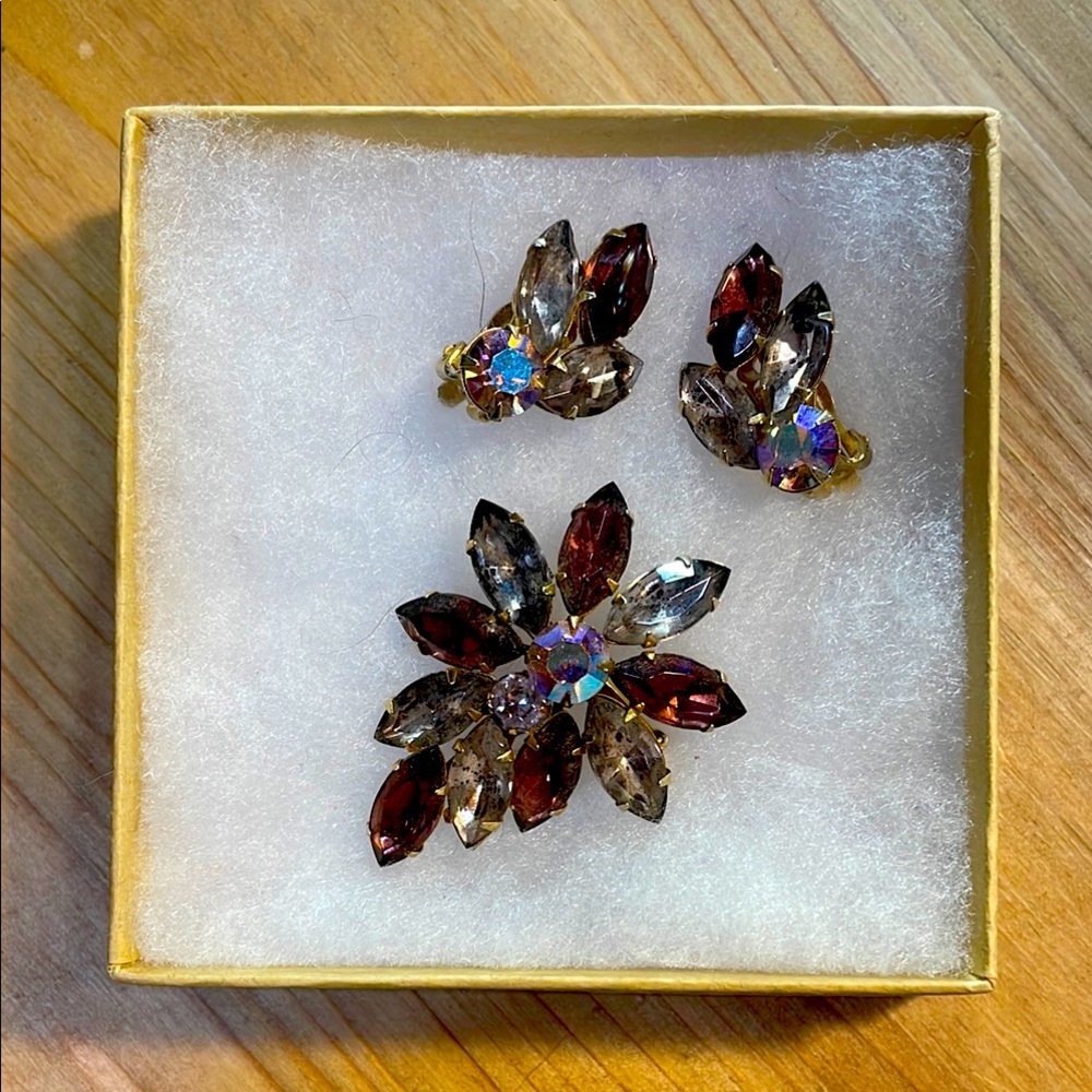 Vintage Weiss Elegant Crystal Flower clip earrings and pin Set
